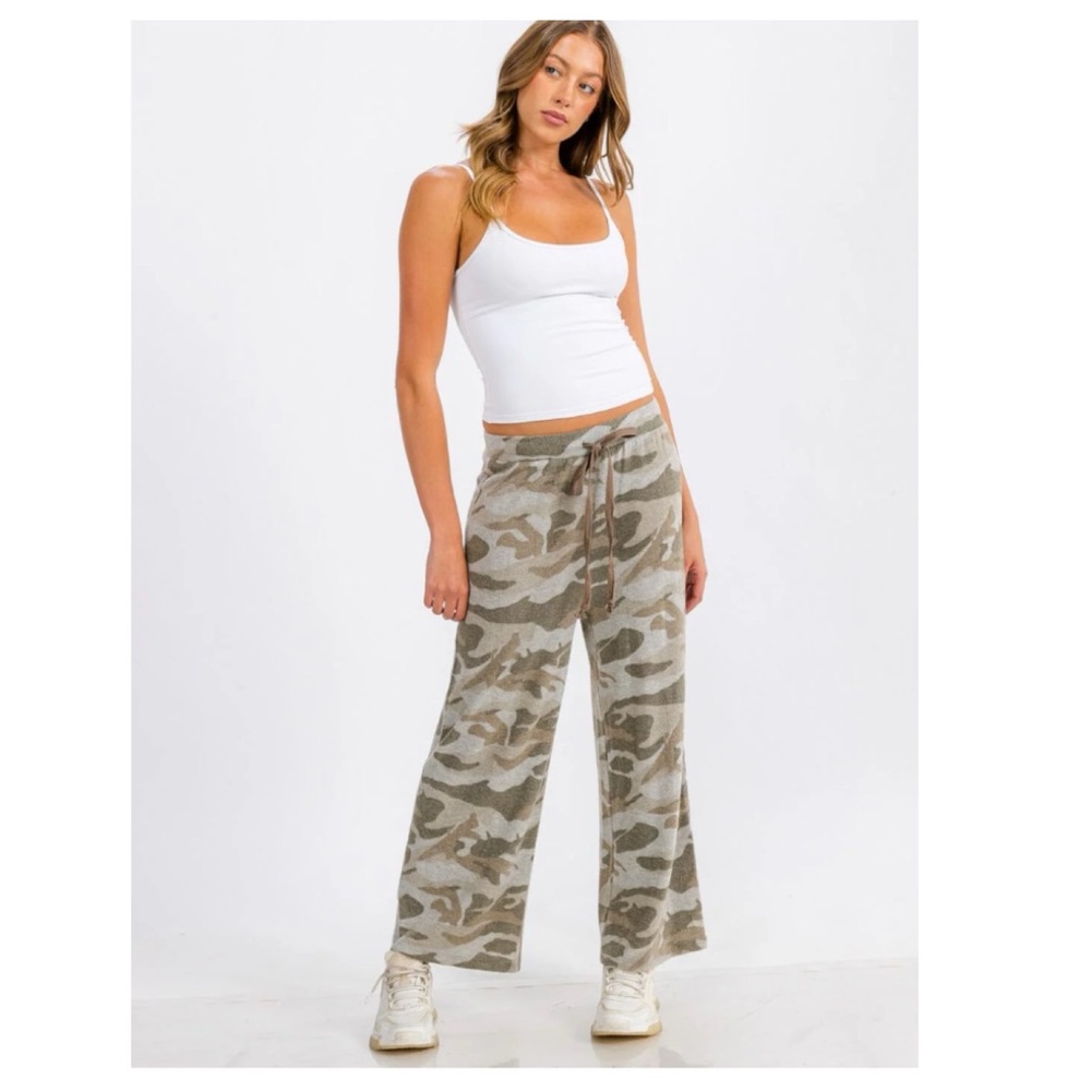CLEARANCE $20 start 89 ELASTIC WAIST FRONT POCKET CAMO
PRINT FLEECE SWEATPANTS - Picture 4 of 5